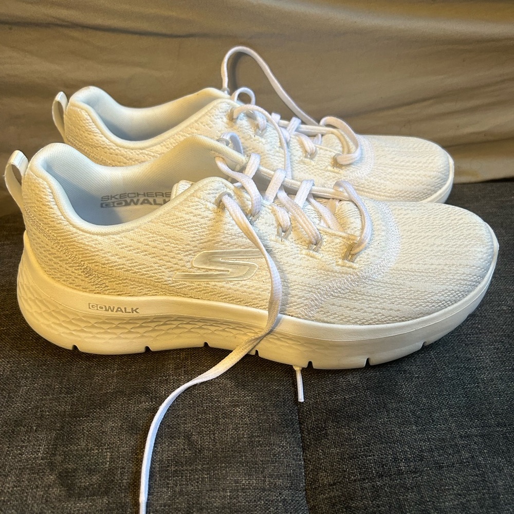 NWOT sketchers GOwalk GOGA MAT shoes size 7.5